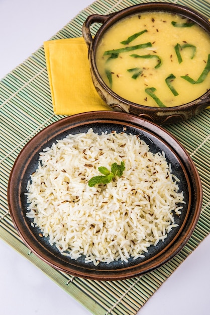 Foto lentejas amarillas enteras dal fry o tadka con comino indio o arroz jeera o chawal, enfoque selectivo