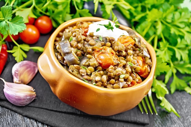 Lentejas con berenjenas y tomates en un tazón en la mesa