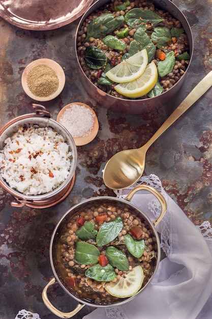 Lentejas espinacas al curry con un plato de arroz