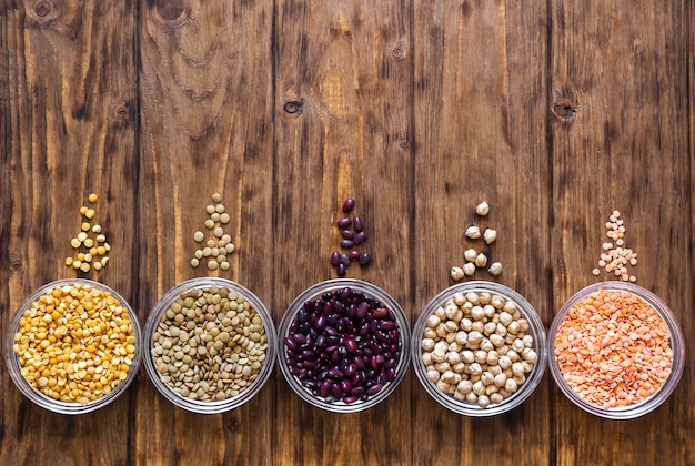 Lentejas, guisantes, frijoles, garbanzos en una mesa de madera.