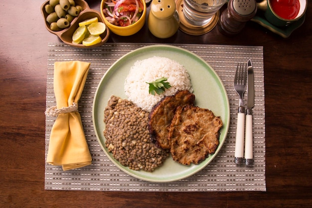 Lentejas con tortillas y arroz comida reconfortante peruana restaurante gourmet hecho en casa