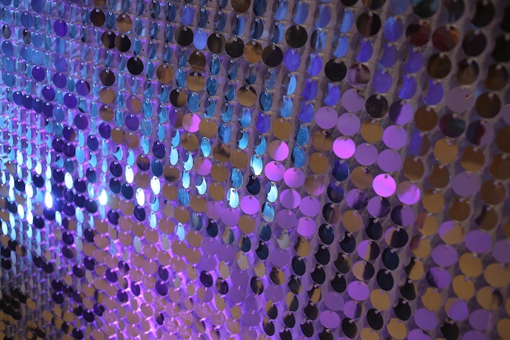 Foto lentejuelas de colores brillantes textiles sparkle glitter primer plano de fondo
