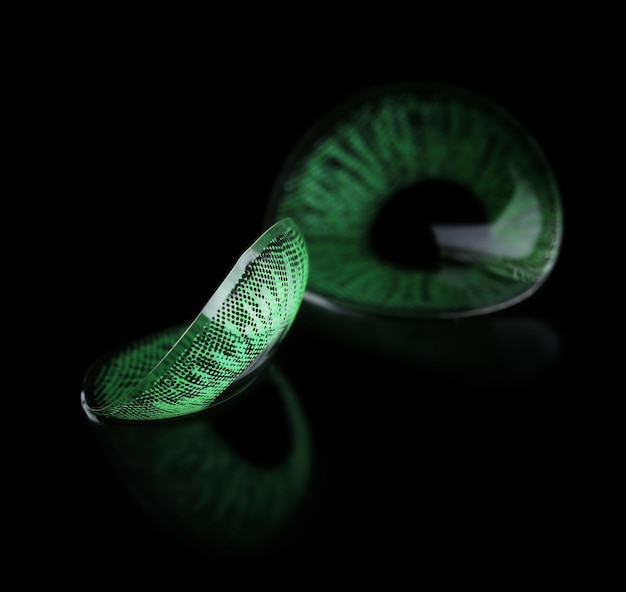 Lentes de contato verdes em fundo preto