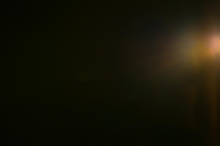Foto lentes douradas brilham no espaço escuro