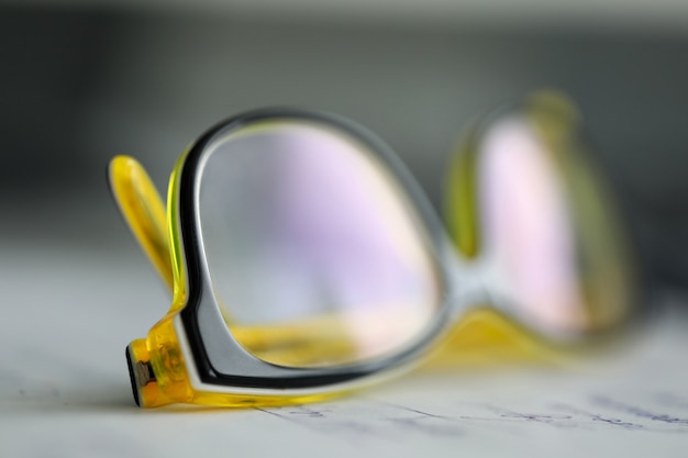 Foto lentes de plástico amarillo en la mesa de trabajo