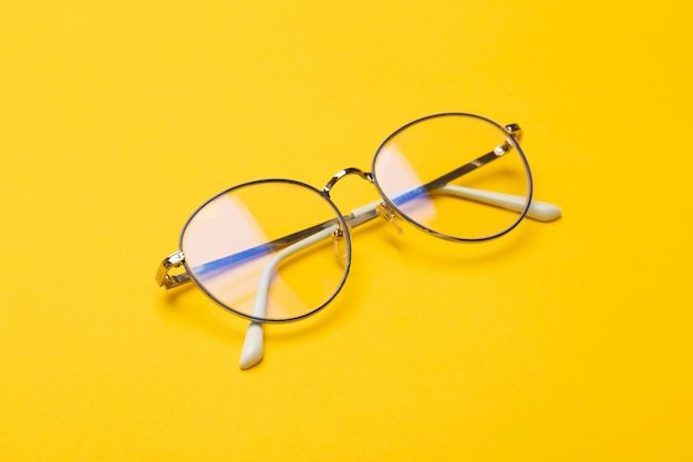 Lentes sobre fondo amarillo