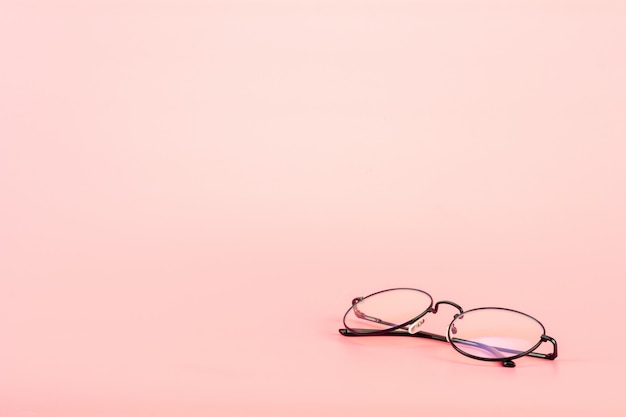 Lentes sobre fondo rosa.