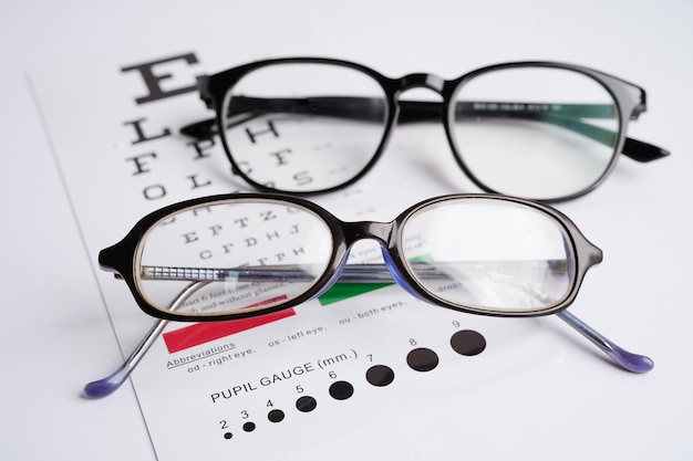 Lentes en la tabla de examen ocular para probar la precisión de la lectura de la vista