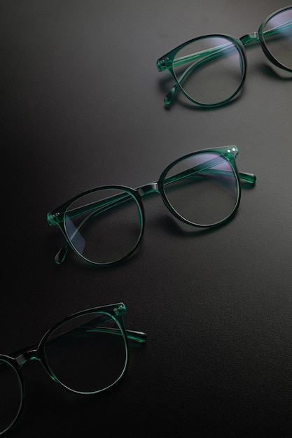 Lentes verde oscuro con fondo oscuro y efecto de sombra dramático