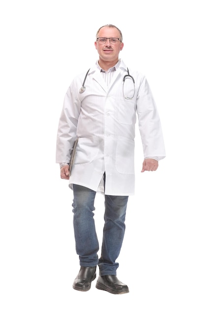 lenth completo de um médico maduro está andando e segurando na área de transferência isolada no branco