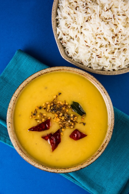 Lentilha amarela inteira dal tadka ou frite com arroz Jeera, foco seletivo