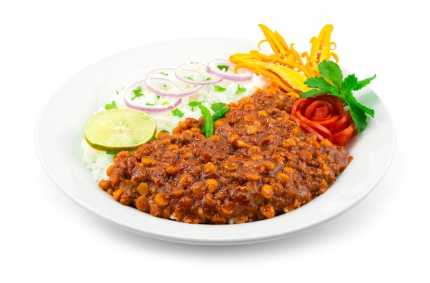 Lentilha curry com carne servida receita de arroz tradicional afeganistão, índia food fusion estilo de decoração esculpido chili e legumes vista lateral