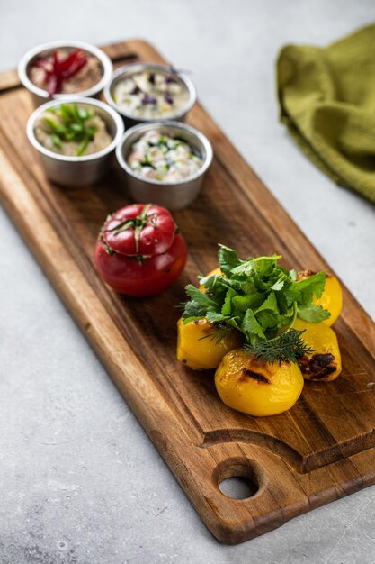 Lentilha Legumes e fundo cinza Lentilhas orgânicas de favas e vegetais de fazenda