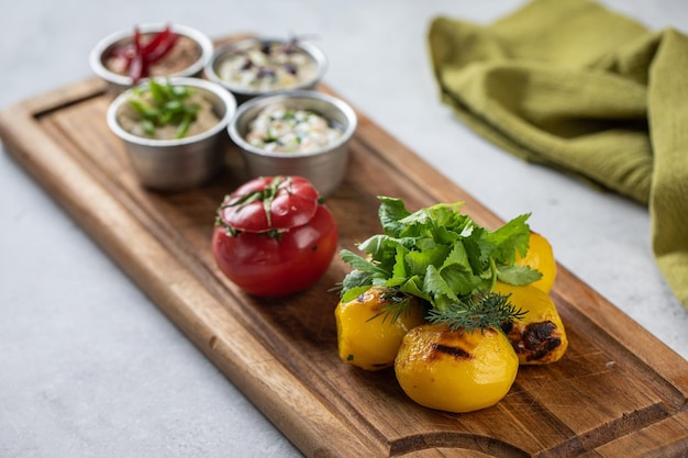 Lentilha Legumes e fundo cinza Lentilhas orgânicas de favas e vegetais de fazenda