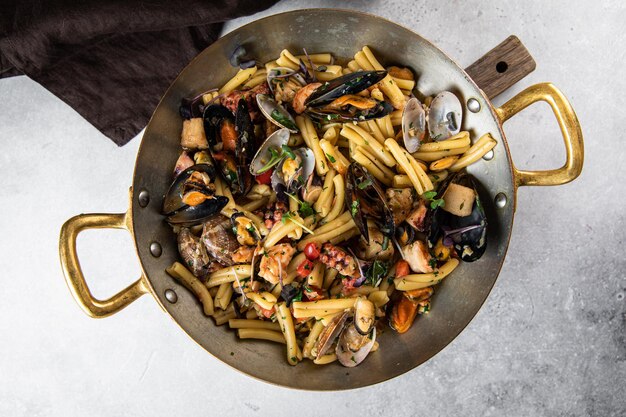 Lentilha Legumes e fundo cinza Lentilhas orgânicas de favas e vegetais de fazenda