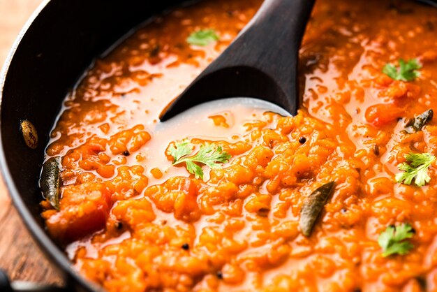 Foto lentilha vermelha cozida dal ou dhal ou masoor daal tadka servido em uma tigela, foco seletivo