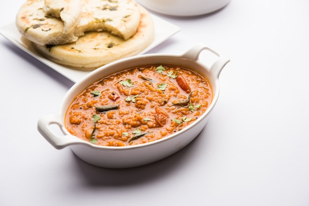 Lentilha vermelha cozida Dal ou Dhal ou Masoor daal tadka servido em uma tigela, foco seletivo