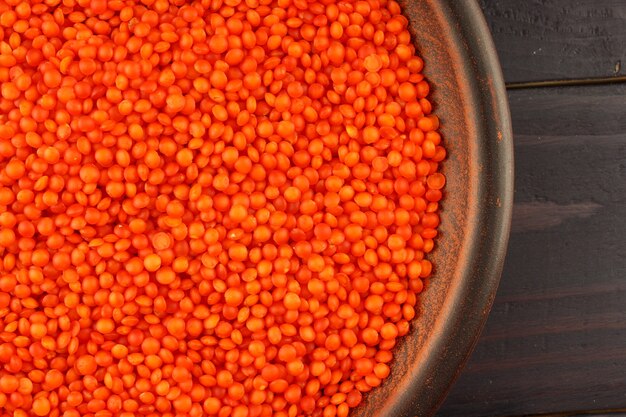 Foto lentilha vermelha em close-up de prato