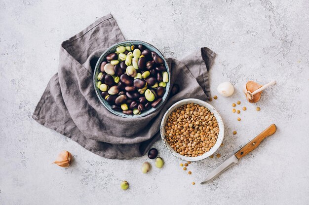 Lentilhas orgânicas e favas cruas ingredientes para cozinhar