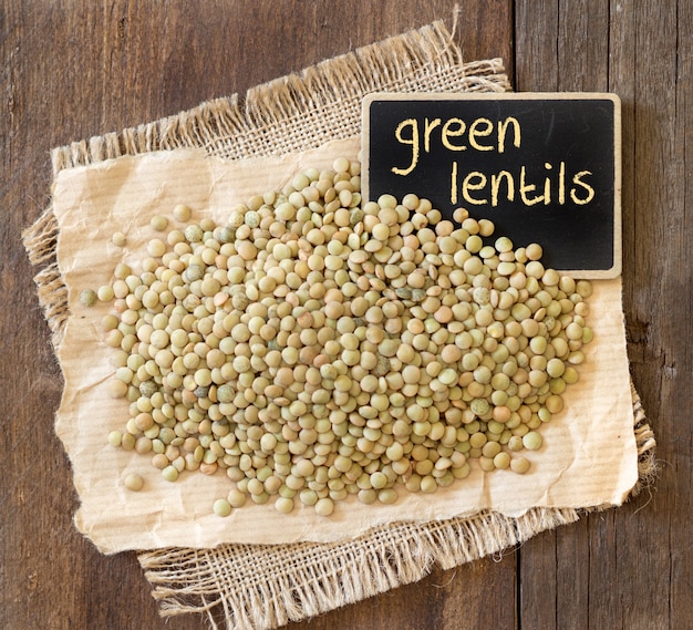 Lentilhas verdes com uma lousa em uma mesa de madeira