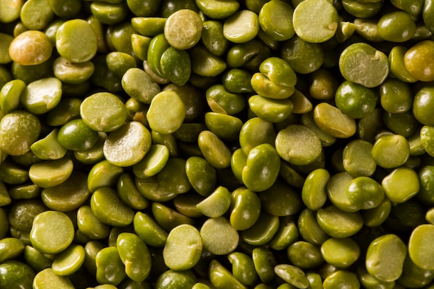 Lentilhas verdes em uma tigela de madeira com fundo de madeira. Leguminosas cruas comestíveis da família das leguminosas.