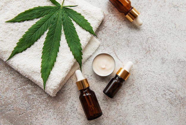 Óleo CBD, tintura de cânhamo, produto cosmético de cannabis para os cuidados da pele. Medicina alternativa, cannabis farmacêutica médica.