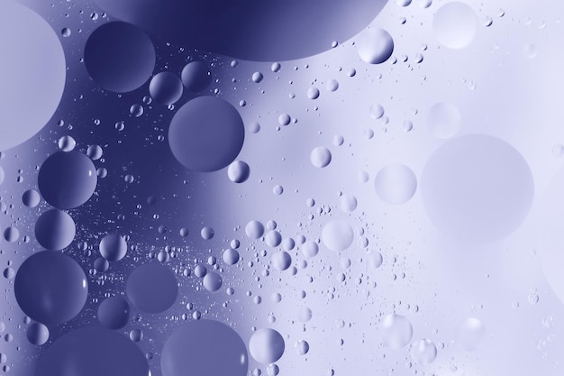 Óleo com bolhas sobre fundo azul escuro Abstrato