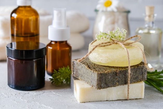 Óleo cosmético natural e sabão artesanal natural com bucha. Cuidados com a pele saudável. Conceito de spa