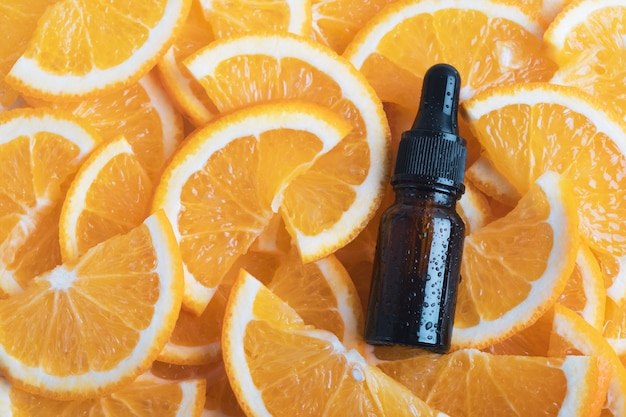 Óleo de aroma essencial ou essência de soro com frutas cítricas de laranja frescas