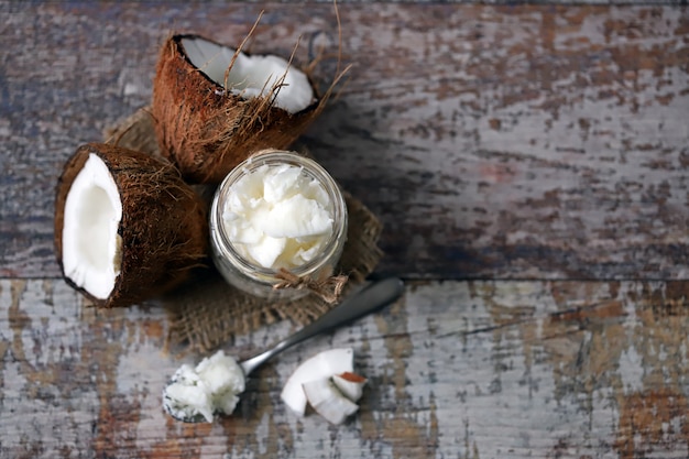 Óleo de côco. Coco ao meio. Dieta saudável. Dieta vegana.