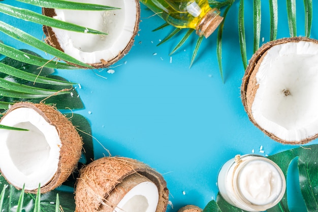Óleo de coco com cocos frescos. Fundo de verão tropical
