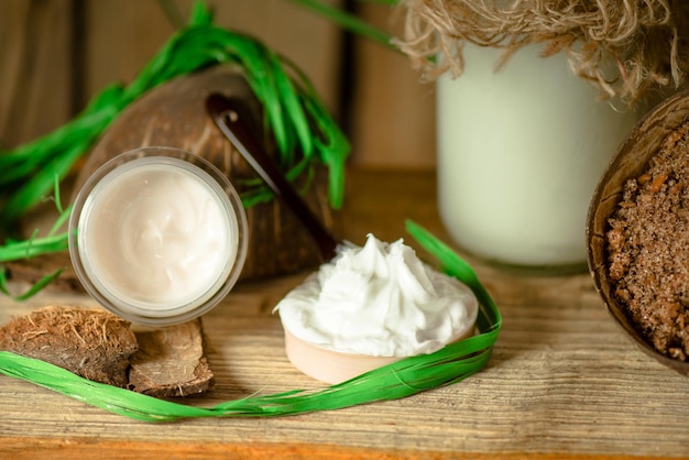 Óleo de coco em frasco de vidro e creme de coco Óleo de coco na mesa