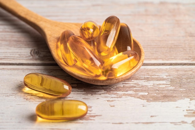 Óleo de peixe cápsulas de vitamina Omega 3 com EPA e DHA isolados em fundo branco