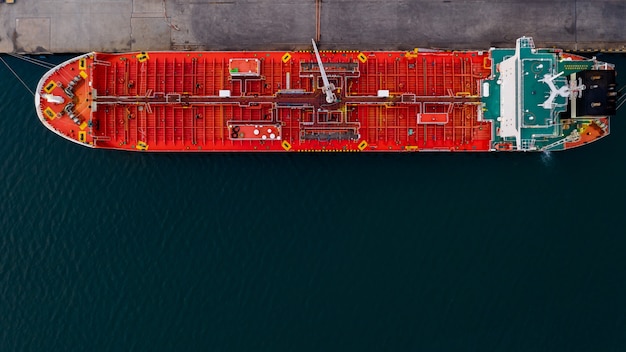 Óleo de transporte vermelho ancorado em vista aérea de alto mar