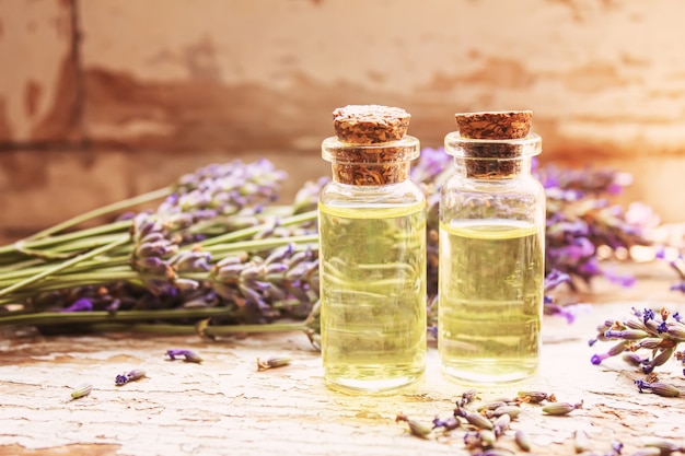 Óleo essencial de lavanda em uma pequena garrafa. Foco seletivo. natureza.