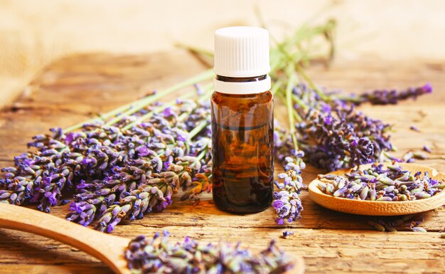 Óleo essencial de lavanda em uma pequena garrafa. Foco seletivo. natureza.