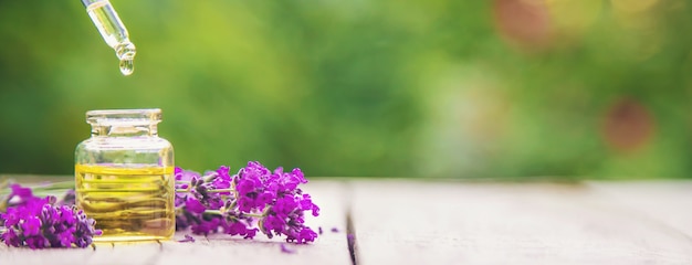 Óleo essencial de lavanda em uma pequena garrafa.