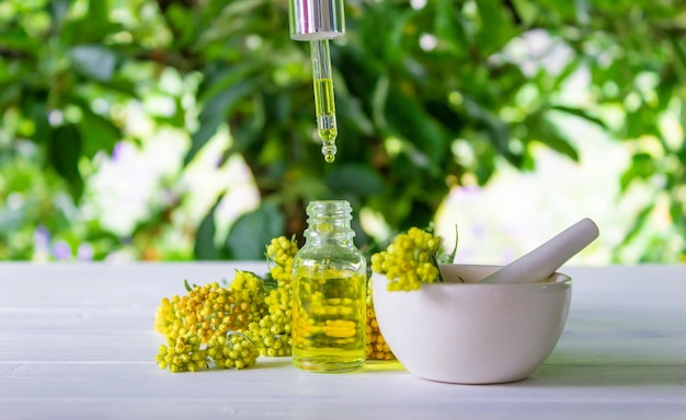 Óleo essencial de Tansy em uma linda garrafa em cima da mesa