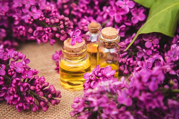 Óleo essencial lilás em frascos pequenos