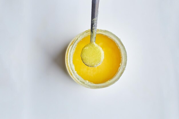 Óleo Ghee ou manteiga clarificada em frasco de manteiga líquida clarificada