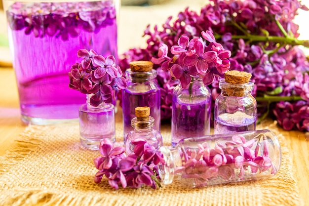 Óleo lilás em foco seletivo de pequenas garrafas
