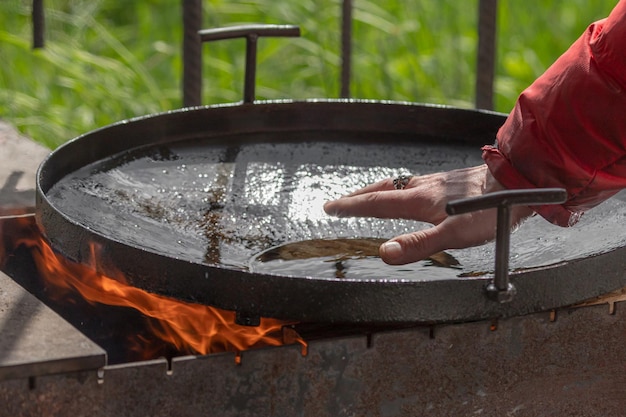 Óleo quente para fritar Panela aquecida Cozinhe sobre uma fogueira Rua wok para cozinhar frituras