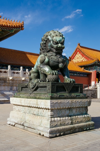 Leões de bronze, Museu do palácio na cidade proibida, China. Está um dia de sol claro.