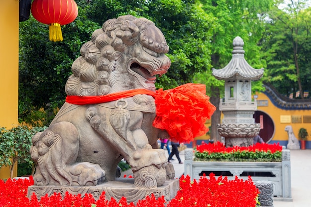 León guardián en el templo Longhua en Shanghai