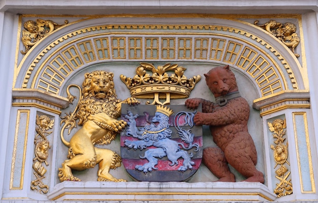 León heráldico y oso ayuntamiento escudo de armas el brazo de la ciudad de Brujas Bélgica Europa