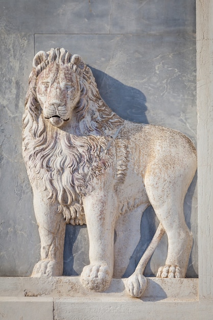 León de mármol en la iglesia de Santissimi Giovanni e Paolo en Venecia, Italia