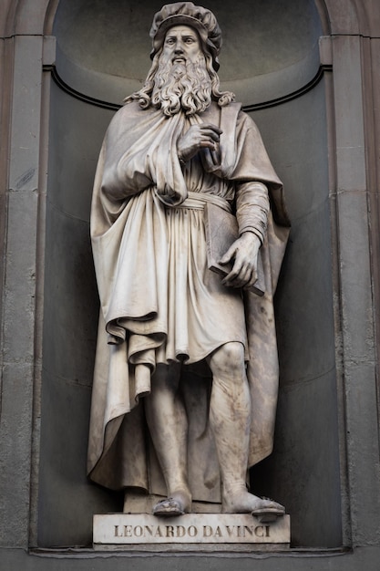 Foto leonardo da vinci statue des genies befindet sich vor der galerie der uffizien in florenz italien im öffentlichen bereich