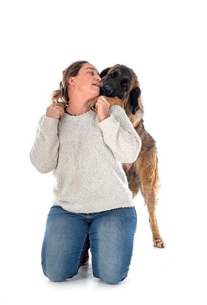 Foto leonberger joven y propietario delante de un fondo blanco