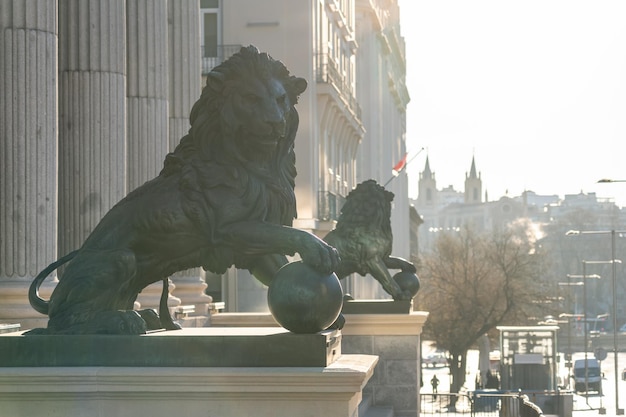 Leones en el edificio del Congreso de los Diputados y columnas de la fachada principal en Madrid