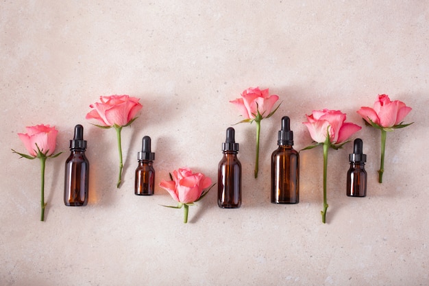 Óleos essenciais em garrafas rosas flores. medicina alternativa aromaterapia